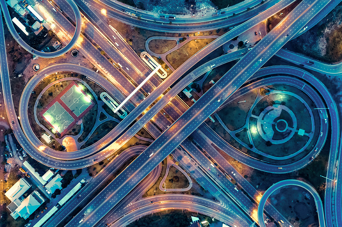Photo vue du ciel d'un échangeur d'autoroute lumineux