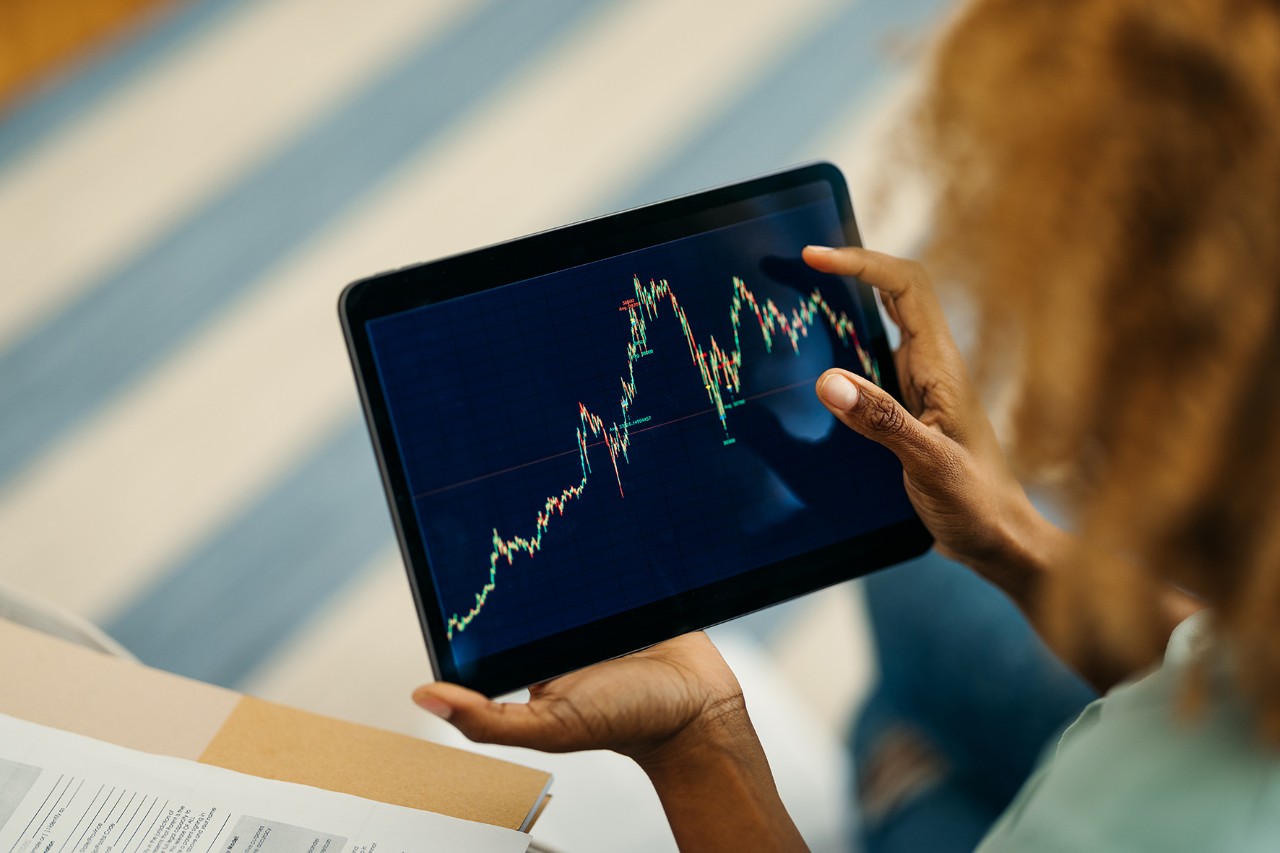 Une femme regardant un graphique sur une tablette